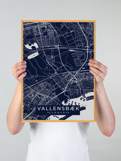 Vallensbæk plakat i mørkeblå. Detaljeret bykort med hvide linjer i træramme. Flot design til dit hjem.