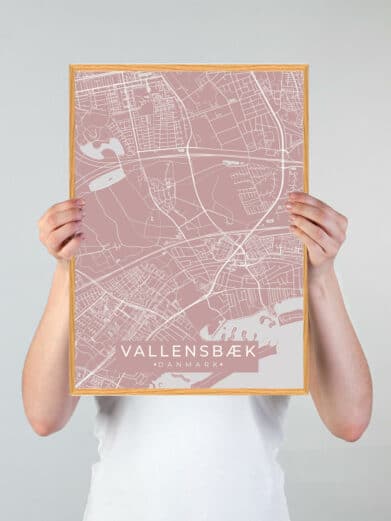 Vallensbæk plakat i rosa: Et detaljeret bykort af Vallensbæk, Sjælland, med gader og vandveje. Moderne design i ramme.