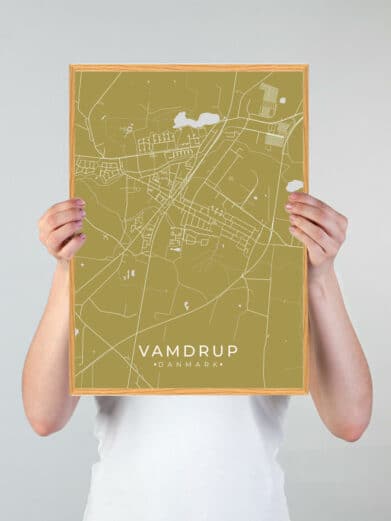 Stilfuld Vamdrup plakat i karrygul. Detaljeret bykort over Vamdrup, Syddanmark. Perfekt til at vise din kærlighed til byen.