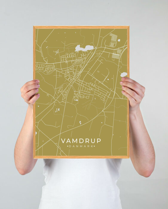 Vamdrup byplakat i stilrent design. Denne Vamdrup byplakat er med gul baggrund og viser Vamdrup fra sin smukkeste side