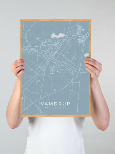 Vamdrup plakat: lyseblå bykort med hvide veje og vandløb i træramme. Moderne stil, perfekt til vægdekoration.