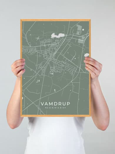 Mintgrøn Vamdrup byplakat med kort over byen, holdt op af en person. Detaljeret design, perfekt til vægdekoration.