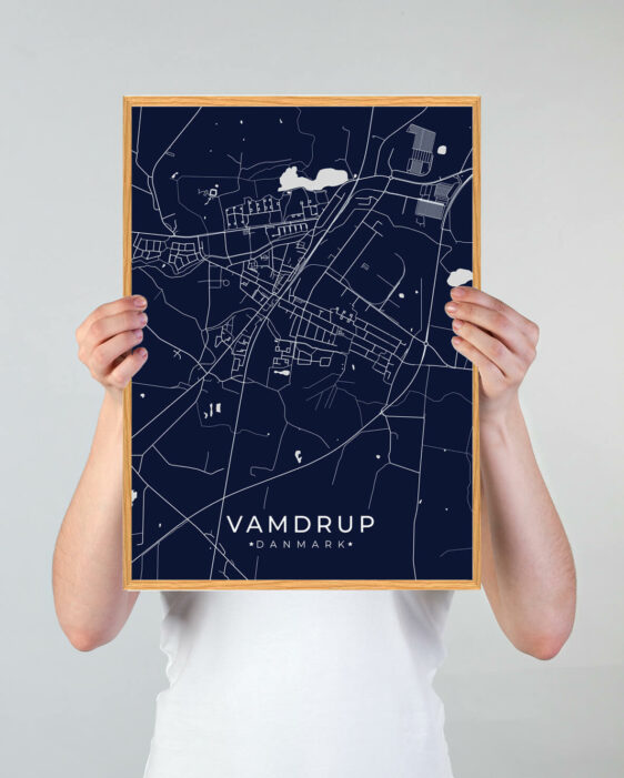 Vamdrup byplakat i stilrent design. Denne Vamdrup byplakat er med mørkeblå baggrund og viser Vamdrup fra sin smukkeste side