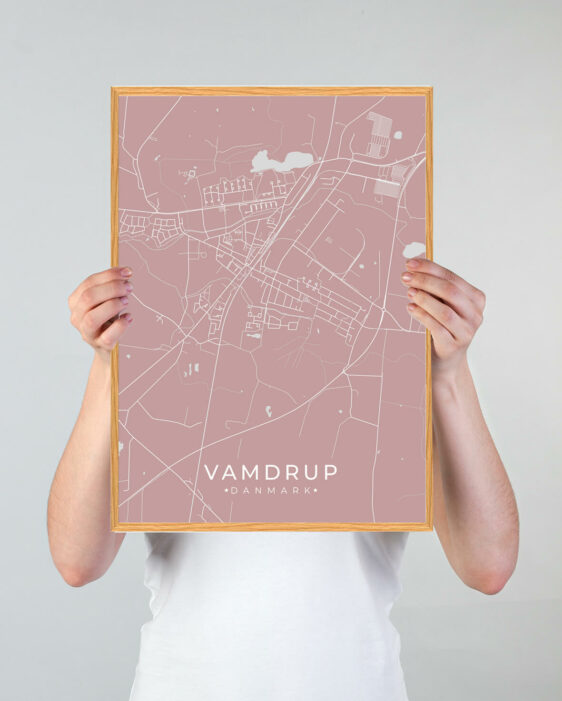 Vamdrup byplakat i stilrent design. Denne Vamdrup byplakat er med rosa baggrund og viser Vamdrup fra sin smukkeste side