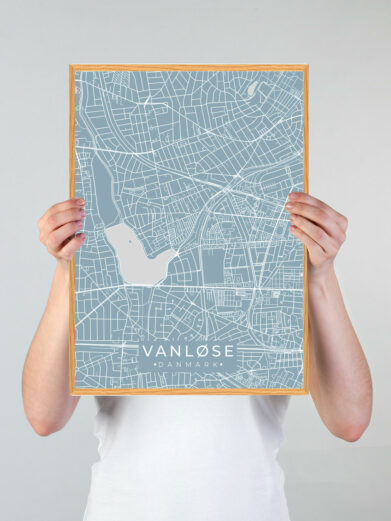 Vanløse byplakat i stilrent design. Denne Vanløse byplakat er med lyseblå baggrund og viser Vanløse fra sin smukkeste side