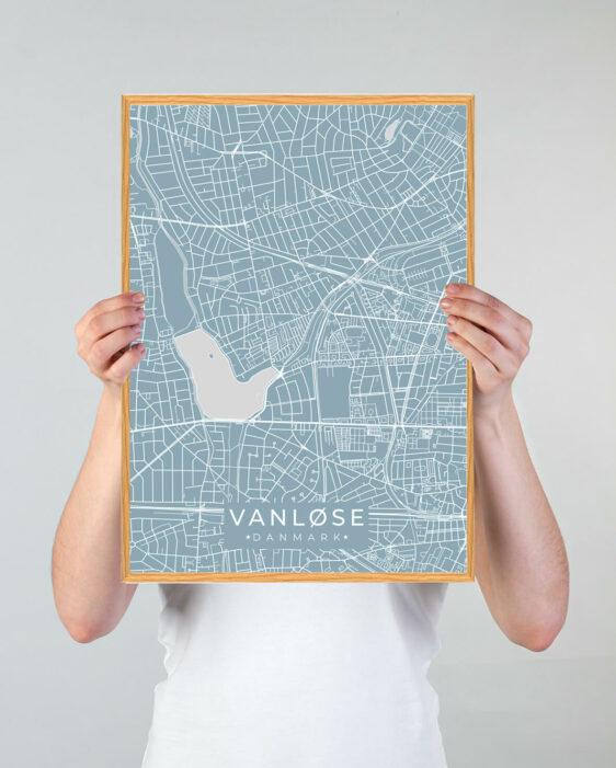 Vanløse byplakat i stilrent design. Denne Vanløse byplakat er med lyseblå baggrund og viser Vanløse fra sin smukkeste side