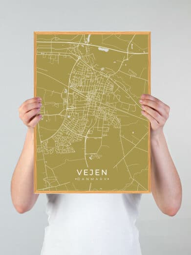 Vejen plakat i karrygul. Minimalistisk bykort over Vejen, Danmark, med hvide gader og vandveje i en træramme. Moderne og stilfuld.