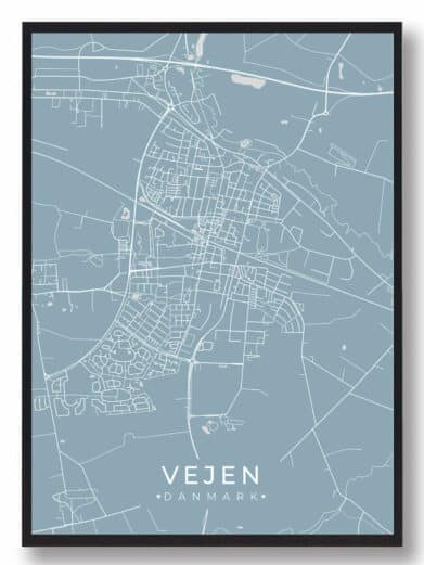 Vejen plakat i lyseblå. Minimalistisk bykort med hvide linjer på lyseblå baggrund, indrammet i sort. Flot vægkunst fra Vejen, Danmark.