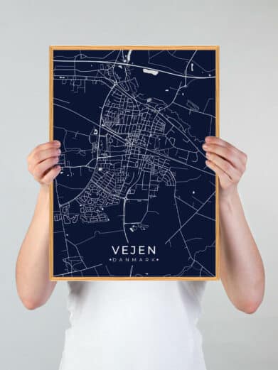 Mørkeblå Vejen plakat med bykortdetaljer i minimalistisk stil, holdt af en person. Grøn by, Syddanmark motiv. Nu på tilbud!