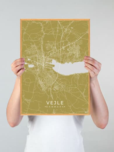 Vejle plakat i karrygul. Detaljeret bykort over Vejle, Danmark, med hvide linjer på en karrygul baggrund. Moderne og stilfuldt design.