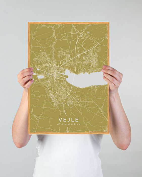 Vejle by plakat med gul baggrund. Vejle byplakaten viser Vejle fra sin smukkeste side