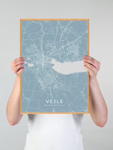 Lyseblå Vejle byplakat med hvide kortlinjer i træramme. Detaljeret kort over Vejle, Danmark. Grafisk design, moderne stil.