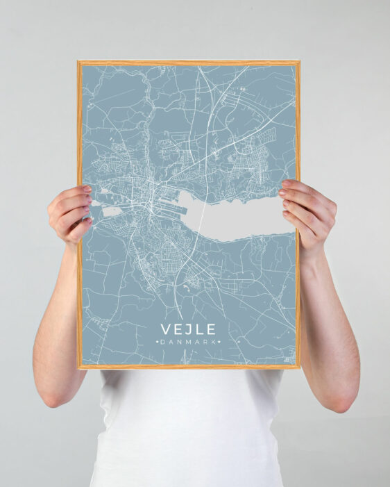 Vejle by plakat med lyseblå baggrund. Vejle byplakaten viser Vejle fra sin smukkeste side