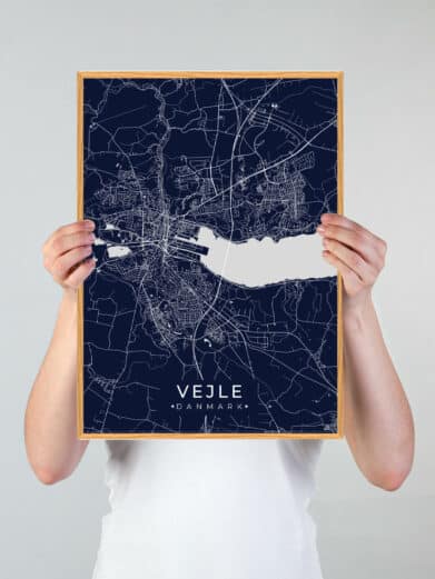 Vejle plakat i mørkeblå med hvide kortdetaljer. Stilfuldt bykort over Vejle, perfekt til stuen. Grafisk design med byens gader.