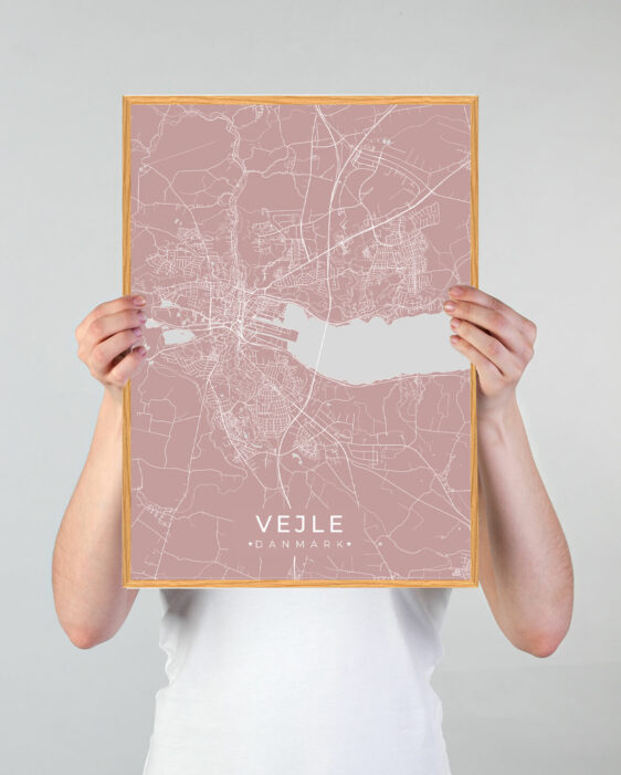 Vejle by plakat med lyserød baggrund. Vejle byplakaten viser Vejle fra sin smukkeste side