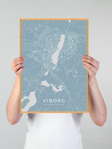 Lyseblå Viborg plakat med kort over byen. Detaljeret bykort med søer og veje. Moderne design til vægdekoration. Tilgængelig nu.