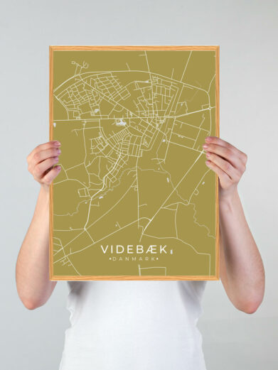 Videbæk by plakat med gul baggrund. Videbæk byplakaten viser Videbæk fra sin smukkeste side