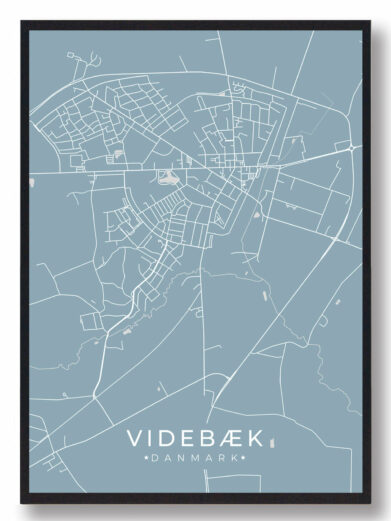 Videbæk byplakat i stilrent design. Denne Videbæk byplakat er med lyseblå baggrund og viser Videbæk fra sin smukkeste side