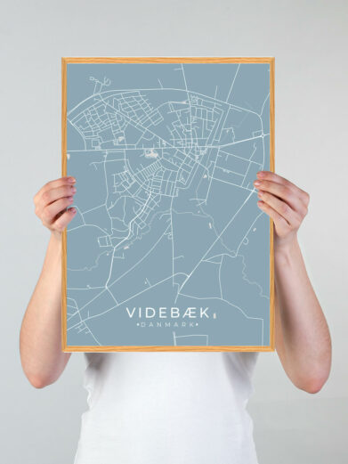 Videbæk by plakat med lyseblå baggrund. Videbæk byplakaten viser Videbæk fra sin smukkeste side