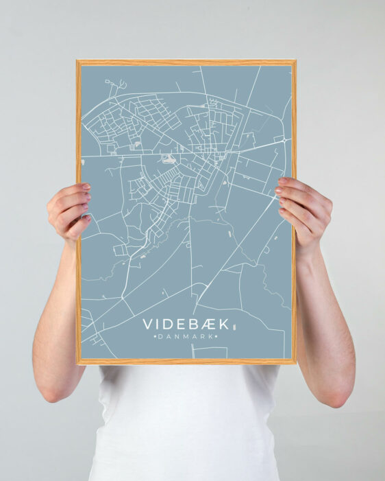 Videbæk by plakat med lyseblå baggrund. Videbæk byplakaten viser Videbæk fra sin smukkeste side