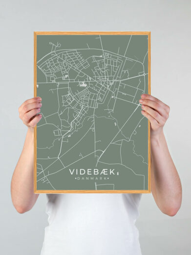 Videbæk by plakat med grøn baggrund. Videbæk byplakaten viser Videbæk fra sin smukkeste side