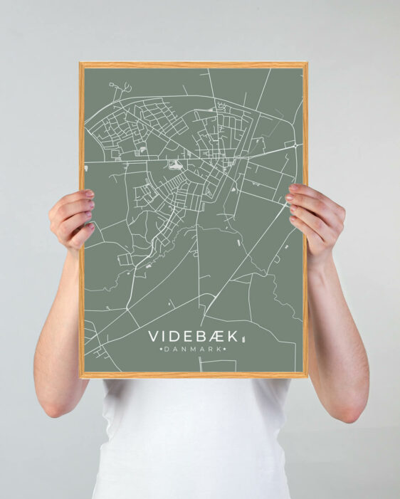 Videbæk by plakat med grøn baggrund. Videbæk byplakaten viser Videbæk fra sin smukkeste side