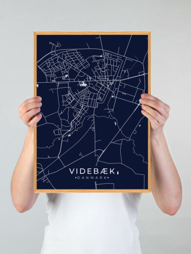 Videbæk by plakat med mørkeblå baggrund. Videbæk byplakaten viser Videbæk fra sin smukkeste side