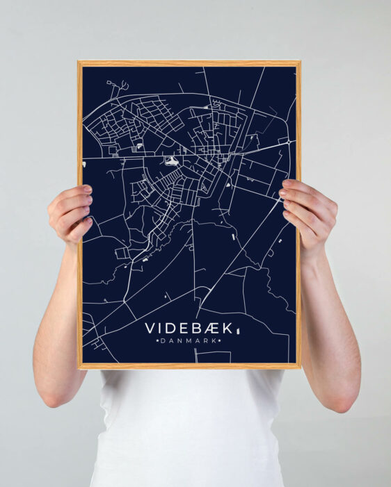 Videbæk by plakat med mørkeblå baggrund. Videbæk byplakaten viser Videbæk fra sin smukkeste side