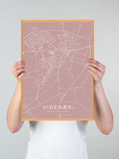 Videbæk by plakat med lyserød baggrund. Videbæk byplakaten viser Videbæk fra sin smukkeste side