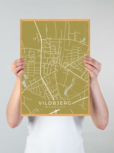 Vildbjerg grøn by plakat. Karrygul baggrund med hvide vejlinjer. Bykort i ramme.