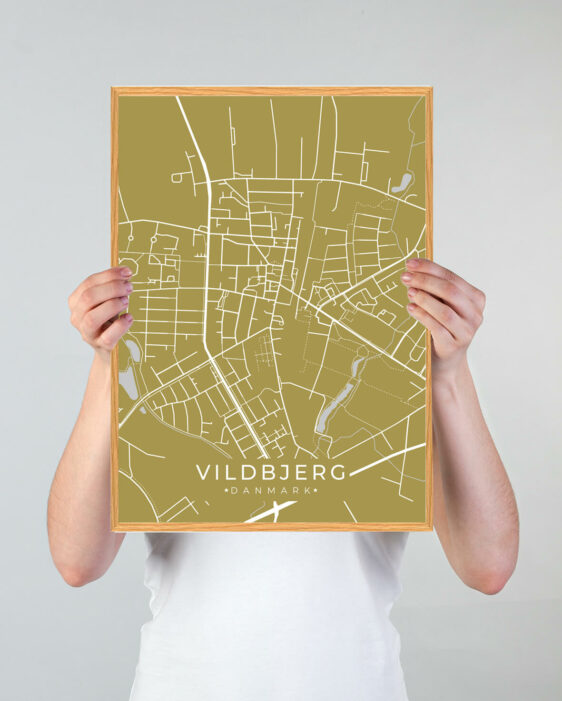 Vildbjerg by plakat med gul baggrund. Vildbjerg byplakaten viser Vildbjerg fra sin smukkeste side