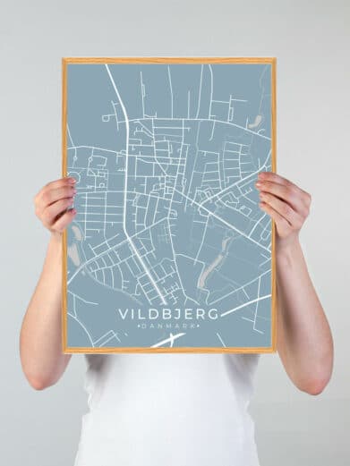 Vildbjerg plakat i lyseblå med kort over byen. Detaljeret bykort med gader og vandløb. Perfekt som grøn by dekoration.