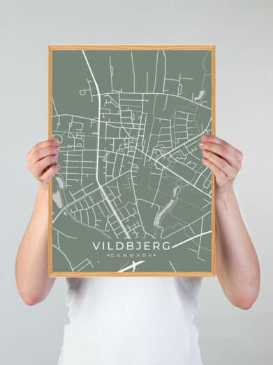 Mintgrøn Vildbjerg plakat. Detaljeret bykort i en træramme, holdt op foran en hvid baggrund. Flot grøn by.