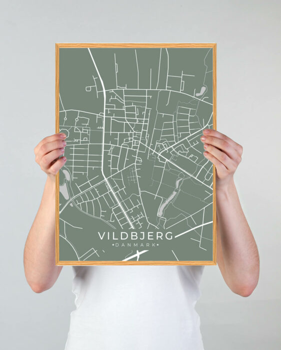Vildbjerg by plakat med grøn baggrund. Vildbjerg byplakaten viser Vildbjerg fra sin smukkeste side