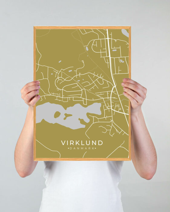 Virkelund byplakat i stilrent design. Denne Virkelund byplakat er med gul baggrund og viser Virkelund fra sin smukkeste side