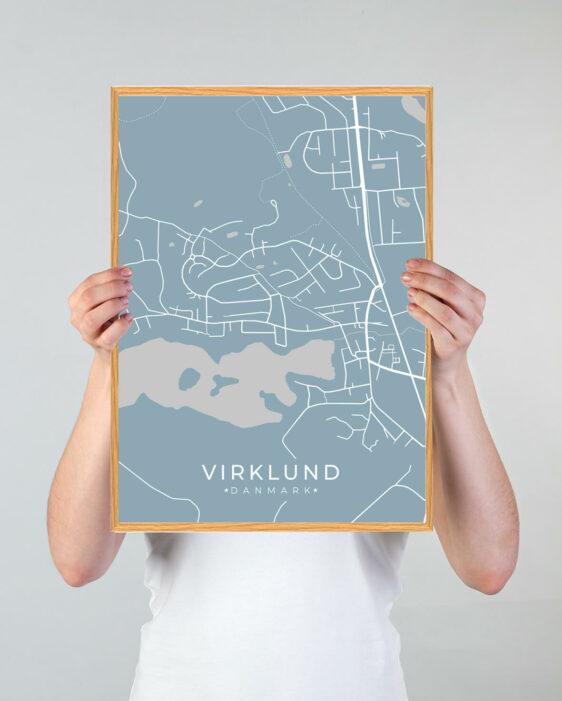Virkelund byplakat i stilrent design. Denne Virkelund byplakat er med lyseblå baggrund og viser Virkelund fra sin smukkeste side