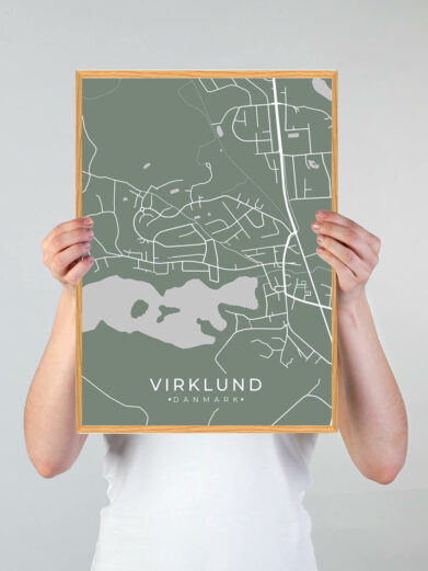 Virkelund byplakat i stilrent design. Denne Virkelund byplakat er med grøn baggrund og viser Virkelund fra sin smukkeste side