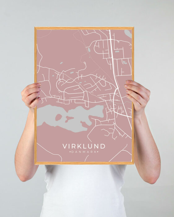 Virkelund byplakat i stilrent design. Denne Virkelund byplakat er med rosa baggrund og viser Virkelund fra sin smukkeste side