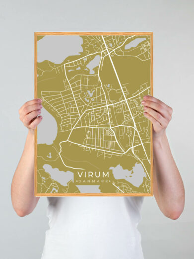 Virum byplakat i stilrent design. Denne Virum byplakat er med gul baggrund og viser Virum fra sin smukkeste side