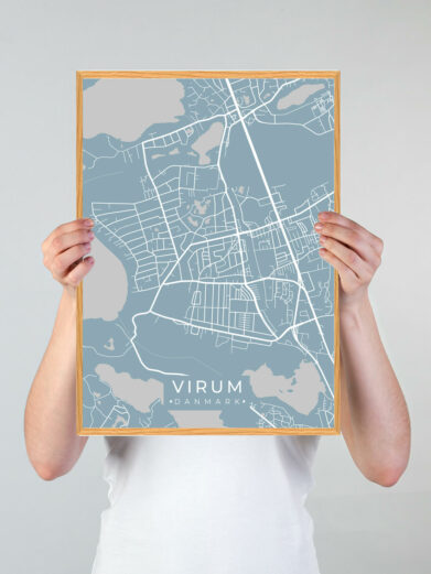 Virum byplakat i stilrent design. Denne Virum byplakat er med lyseblå baggrund og viser Virum fra sin smukkeste side
