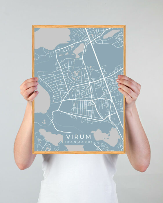 Virum byplakat i stilrent design. Denne Virum byplakat er med lyseblå baggrund og viser Virum fra sin smukkeste side