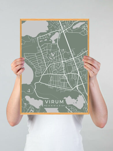 Virum byplakat i stilrent design. Denne Virum byplakat er med grøn baggrund og viser Virum fra sin smukkeste side