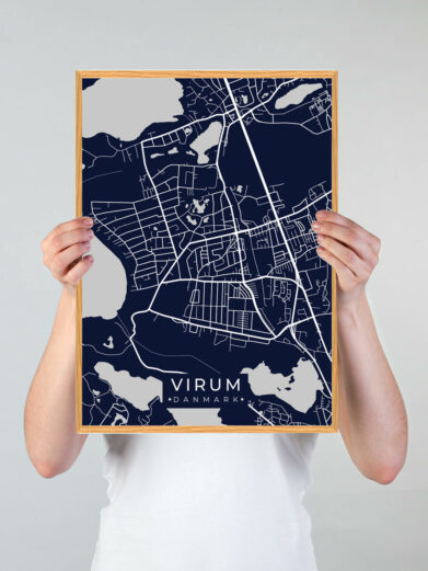 Virum byplakat i stilrent design. Denne Virum byplakat er med mørkeblå baggrund og viser Virum fra sin smukkeste side