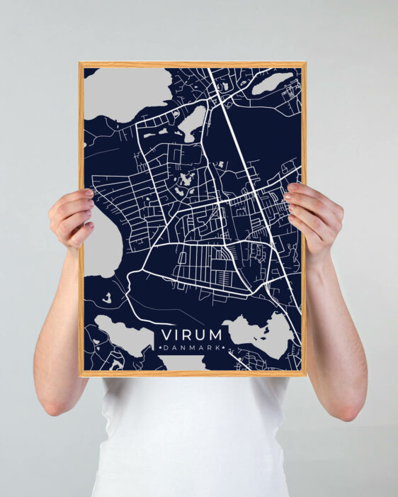 Virum byplakat i stilrent design. Denne Virum byplakat er med mørkeblå baggrund og viser Virum fra sin smukkeste side