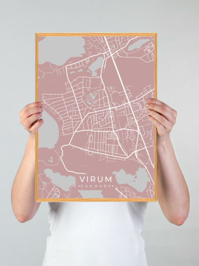 Virum byplakat i stilrent design. Denne Virum byplakat er med rosa baggrund og viser Virum fra sin smukkeste side