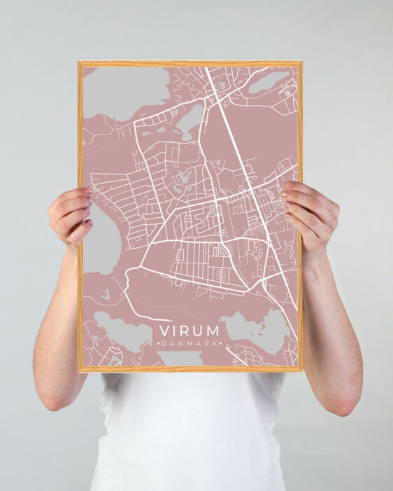 Virum byplakat i stilrent design. Denne Virum byplakat er med rosa baggrund og viser Virum fra sin smukkeste side