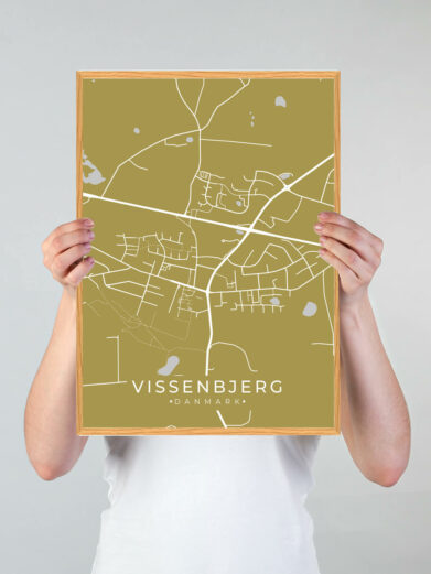 Vissenbjerg byplakat i stilrent design. Denne Vissenbjerg byplakat er med gul baggrund og viser Vissenbjerg fra sin smukkeste side