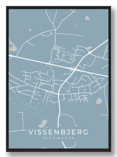 Vissenbjerg byplakat i stilrent design. Denne Vissenbjerg byplakat er med lyseblå baggrund og viser Vissenbjerg fra sin smukkeste side