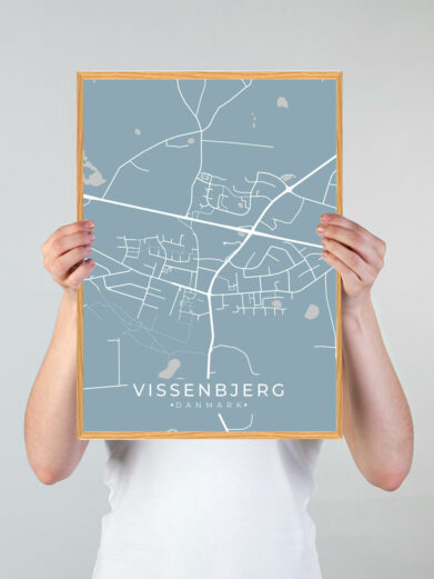Vissenbjerg byplakat i stilrent design. Denne Vissenbjerg byplakat er med lyseblå baggrund og viser Vissenbjerg fra sin smukkeste side