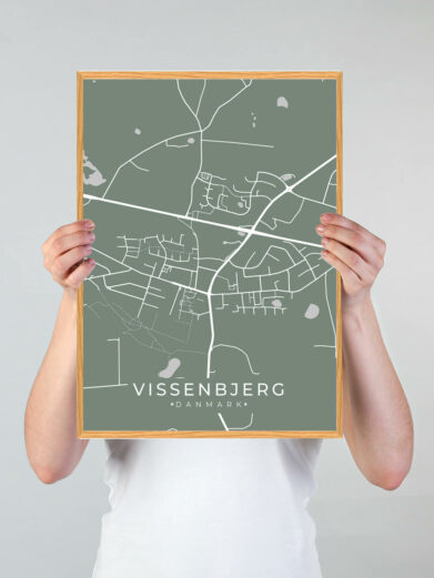 Vissenbjerg byplakat i stilrent design. Denne Vissenbjerg byplakat er med grøn baggrund og viser Vissenbjerg fra sin smukkeste side